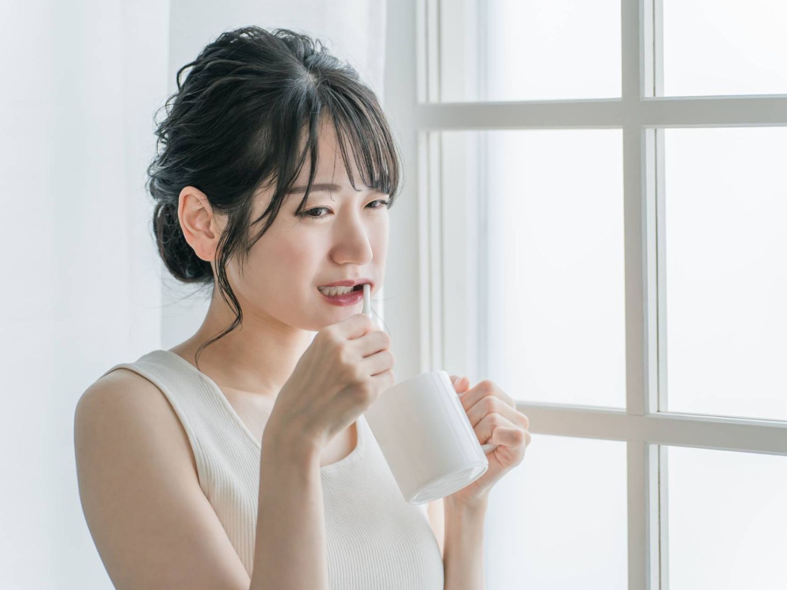 歯磨き中の女性